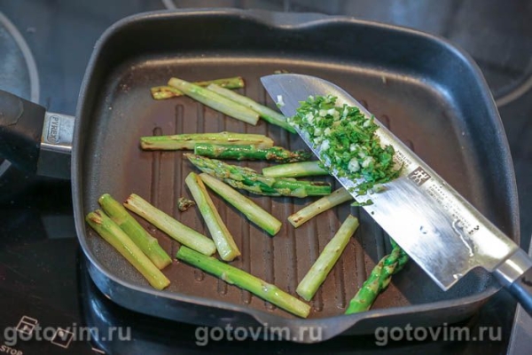 Овощной салат с жареной спаржей и яйцом