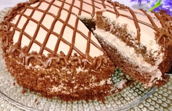 Проще не бывает: нежный бисквитный торт с простым, но вкусным кремом. Рецепт идеального десерта к чаю!