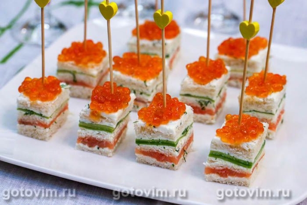 Канапе на шпажках с красной рыбой, авокадо и красной икрой Канапе на шпажках с красной рыбой, авокадо и красной икрой