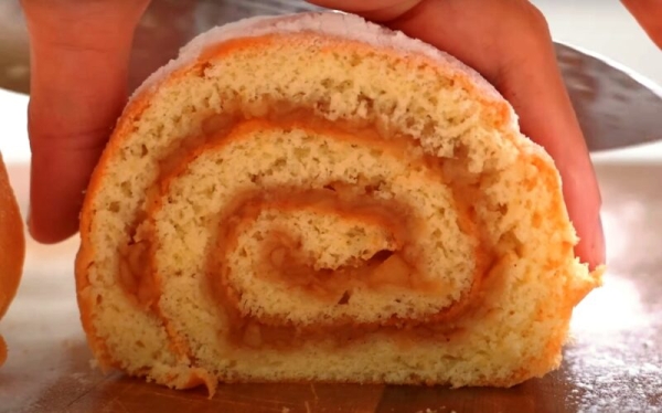 Мягкий ароматный рулет с яблочной начинкой. Рецепт за 15 минут Мягкий ароматный рулет с яблочной начинкой. Рецепт за 15 минут