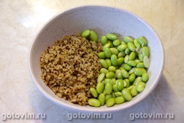 Поке из киноа с куриной грудкой, авокадо и бобами эдамаме