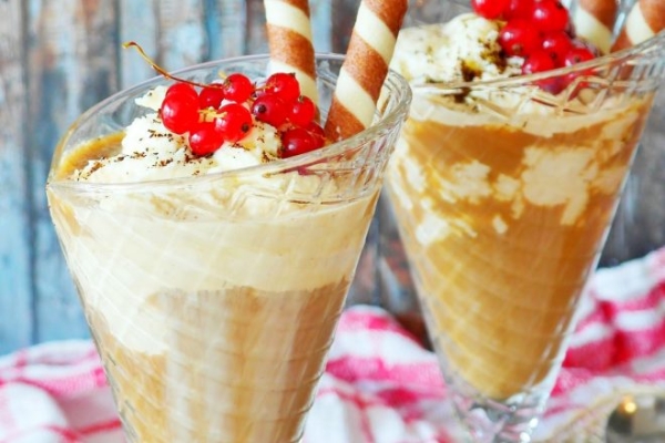 Айс-кофе с мороженым и взбитыми сливками Айс-кофе с мороженым и взбитыми сливками