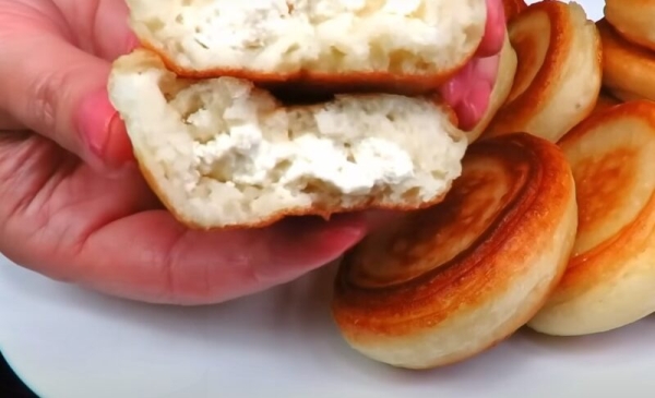 Высокие пышные оладьи c начинкой на кефире. Быстрый завтрак для всей семьи Высокие пышные оладьи c начинкой на кефире. Быстрый завтрак для всей семьи