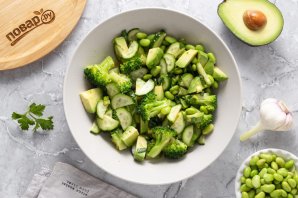 Салат с эдамаме и авокадо Салат с эдамаме и авокадо