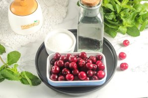 Вишневая наливка с косточками Вишневая наливка с косточками