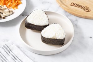 Онигири с корейской морковью Онигири с корейской морковью