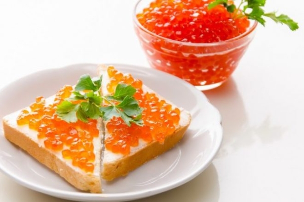 Любимые бутерброды с красной икрой и маслом