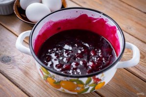 Пирог с замороженной вишней и безе Пирог с замороженной вишней и безе