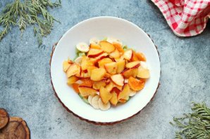 Фруктовый салат с нектарином и бананом Фруктовый салат с нектарином и бананом