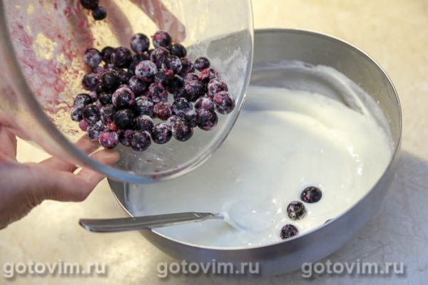 Оладьи на кефире с крахмалом и черной смородиной Оладьи на кефире с крахмалом и черной смородиной