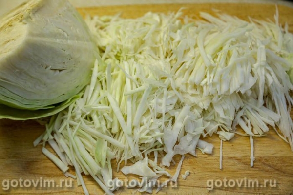 Тушеная капуста с томатной пастой и колбасками Тушеная капуста с томатной пастой и колбасками