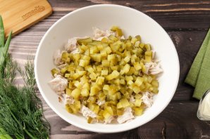 Салат с курицей, грибами и маринованными огурцами Салат с курицей, грибами и маринованными огурцами