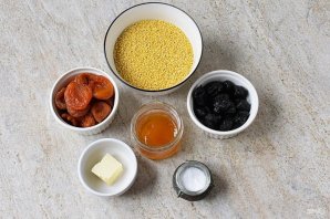 Постная пшенная каша с сухофруктами