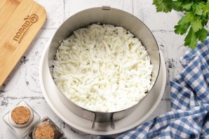 Слоеный салат с куриной печенью Слоеный салат с куриной печенью