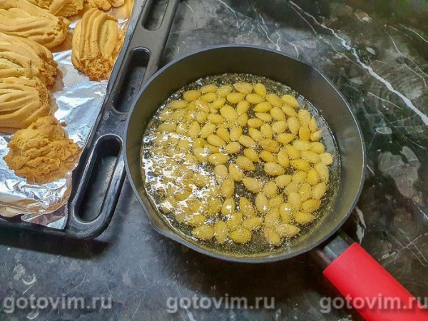 Десерт «Муравейник» с жареным миндалем Десерт «Муравейник» с жареным миндалем