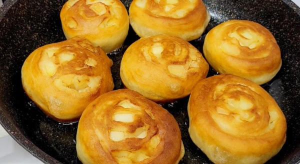 Беру 1 стакан кефира и готовлю целую гору вкуснятины. Необычные яблочные оладьи Беру 1 стакан кефира и готовлю целую гору вкуснятины. Необычные яблочные оладьи