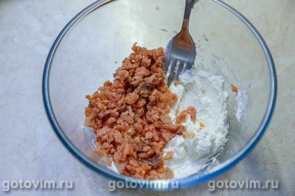 Тартинки с красной рыбой, творожным сыром и свеклой