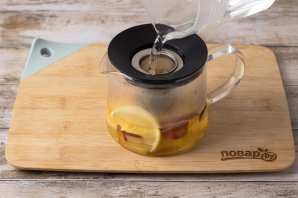 Чай с имбирем, лимоном и яблоками Чай с имбирем, лимоном и яблоками