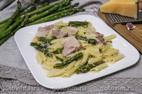 Свинина, жаренная с зелёной спаржей и макаронами в мультиварке
