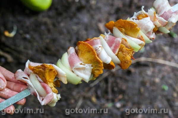 Шашлык из лисичек с беконом и луком