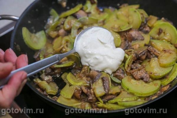 Жареные кабачки с грибами в сметане Жареные кабачки с грибами в сметане