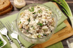 Салат с курицей, грибами и маринованными огурцами Салат с курицей, грибами и маринованными огурцами