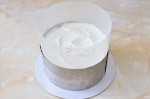 Торт с консервированными персиками и взбитыми сливками Торт с консервированными персиками и взбитыми сливками