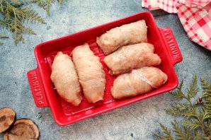 Куриные рулетики с грибами, маслинами и сыром Куриные рулетики с грибами, маслинами и сыром