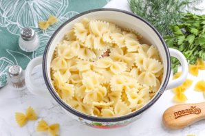 Макароны с тушенкой в кастрюле Макароны с тушенкой в кастрюле