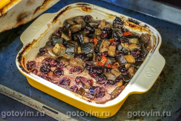Свинина, запеченная с баклажанами и виноградом Свинина, запеченная с баклажанами и виноградом