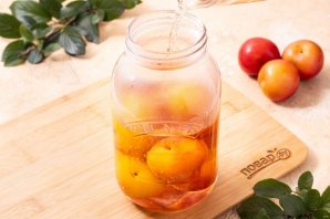 Компот из слив с косточками на зиму