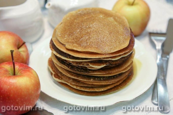 Панкейки из яблочного пюре с корицей