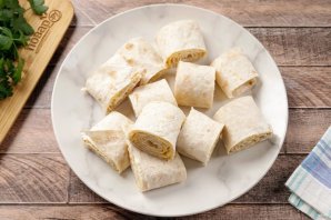 Рулет из лаваша с сыром Рулет из лаваша с сыром