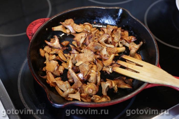 Пицца с лисичками и сыром с голубой плесенью