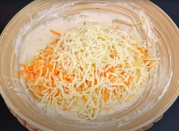 Оладьи-хачапурики: сырный сюрприз за 10 минут, от которого невозможно оторваться даже детям!