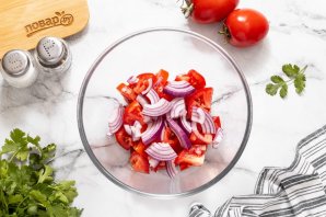 Салат с помидорами и кинзой