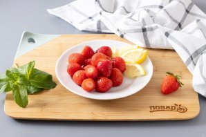 Компот из клубники, лимона и мяты на зиму Компот из клубники, лимона и мяты на зиму