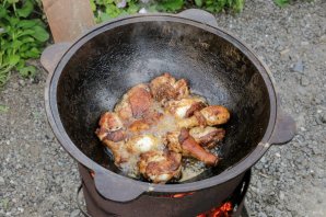 Куриные окорочка в казане на костре Куриные окорочка в казане на костре