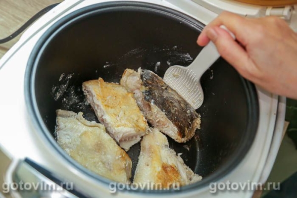 Камбала, жаренная с овощами в мультиварке