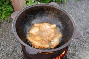 Куриные окорочка в казане на костре Куриные окорочка в казане на костре