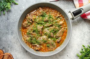 Куриная печень с луком и морковью Куриная печень с луком и морковью