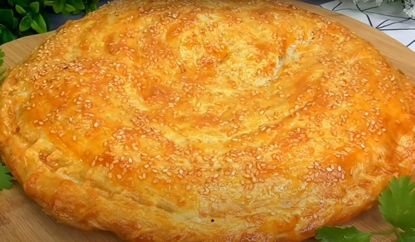 Ломается с хрустом, а внутри – мясной сюрприз. Рецепт сочного слоеного пирога из простых продуктов