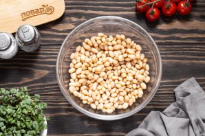 Постный салат с фасолью