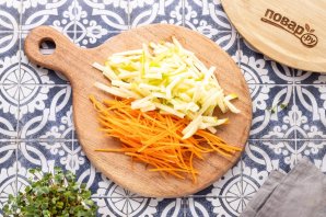 Салат из красной капусты с яблоками и арахисом Салат из красной капусты с яблоками и арахисом