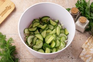 Салат с кальмаром, креветками и огурцом Салат с кальмаром, креветками и огурцом