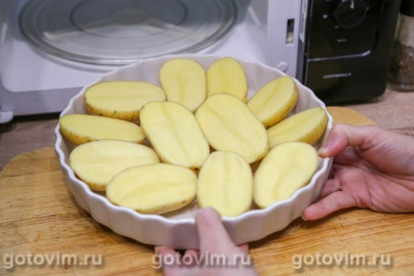 Картофель половиками с сырно‑сливочной смесью в микроволновке