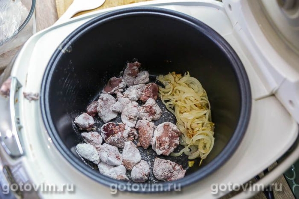 Куриная печень с яблоками, луком и сметаной в мультиварке
