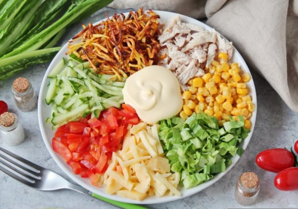 Салат "Королевский" с курицей и кукурузой Салат "Королевский" с курицей и кукурузой