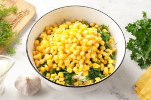 Салат с яйцом, сыром, кукурузой и огурцом