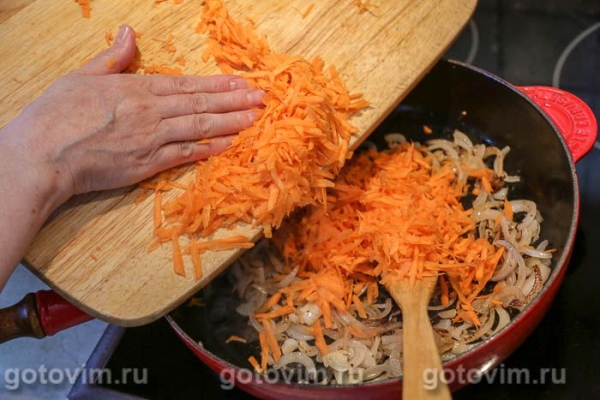 Куриные крылья в с морковью в сметаной на сковороде